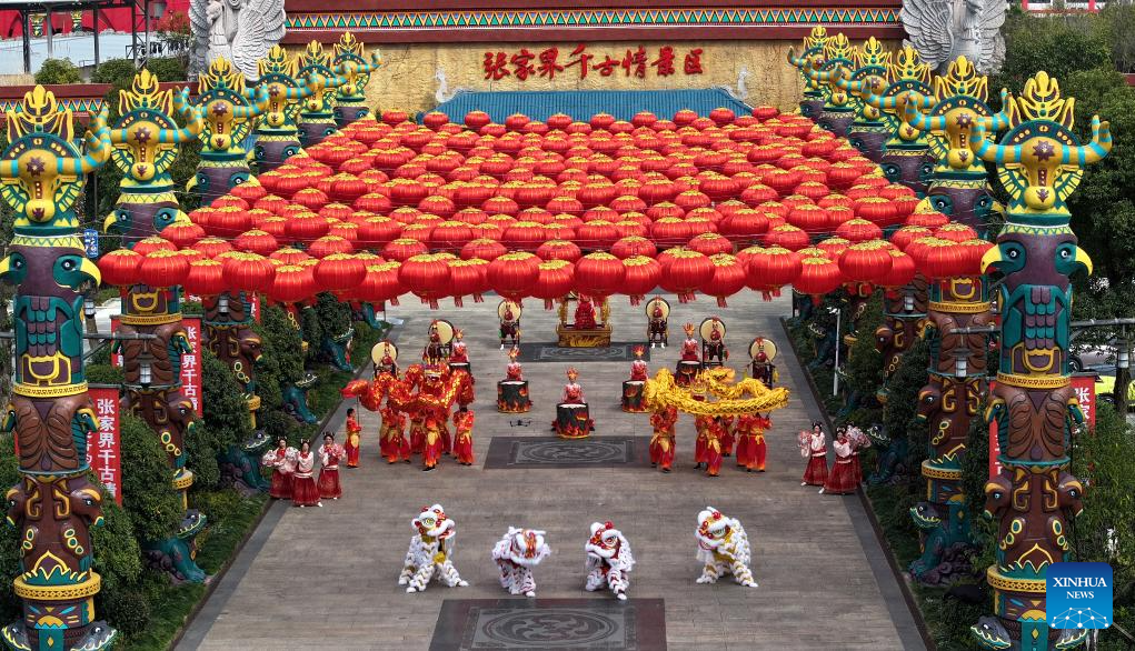 Foto dron yang diambil pada 13 Februari 2026 menunjukkan artis dari sebuah rombongan seni tempatan membuat raptai persembahan Tahun Baharu di daerah Wulingyuan, bandar Zhangjiajie, provinsi Hunan, tengah China. (Wu Yongbing/Xinhua)