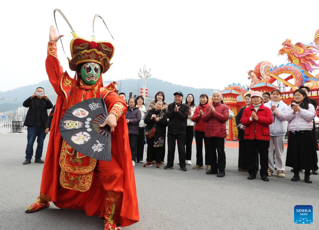 Seorang artis melakonkan opera Sichuan untuk pelancong di sebuah pesta tanglung di Dazhuo, provinsi Sichuan, barat daya China, 13 Februari 2026. (Deng Liangkui/Xinhua)