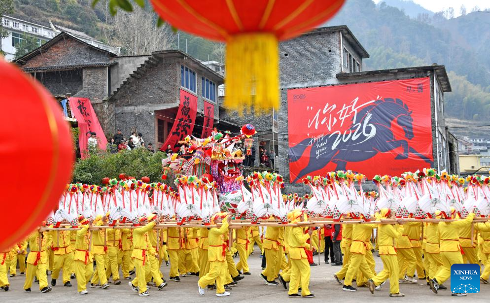 Penduduk mempersembahkan tarian naga bangku kayu di kampung Anshan, kaunti Xianju, bandar Taizhou, provinsi Zhejiang, timur China, 13 Februari 2026. (Wang Huabin/Xinhua)