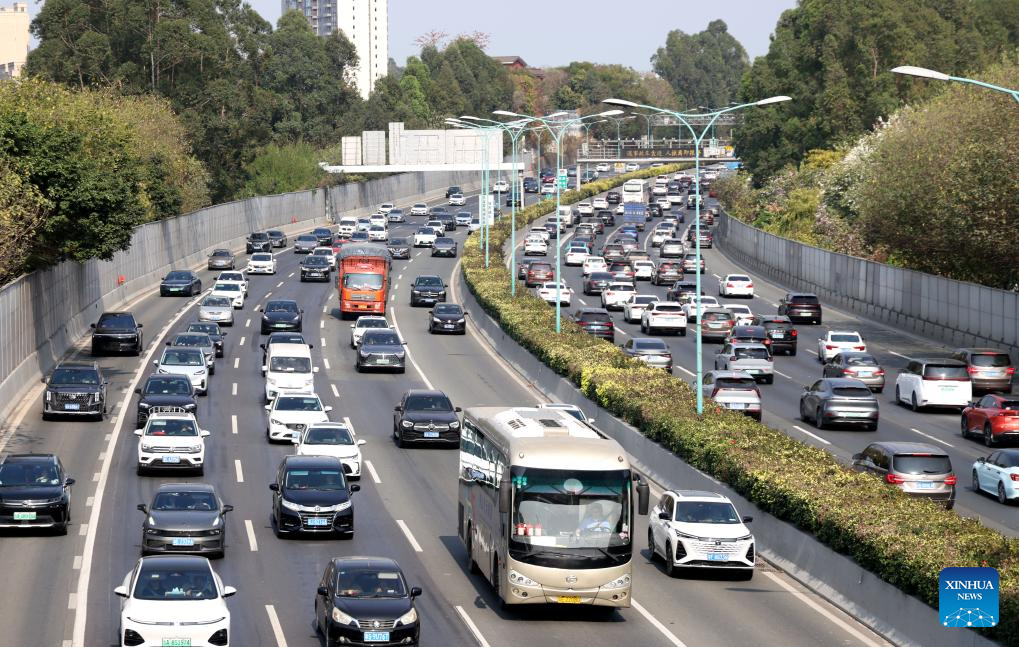 Foto bertarikh 23 Februari 2026 ini menunjukkan aliran trafik di sebuah lebuh raya lingkaran di Guangzhou, provinsi Guangdong, selatan China. (Xinhua/Lu Hanxin)