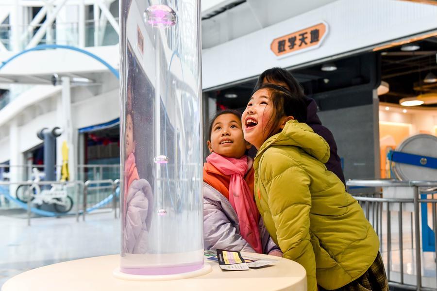 Kanak-kanak seronok melihat alat eksperimen sains di sebuah muzium sains dan teknologi di Taizhou, provinsi Jiangsu, timur China, 6 Februari 2026. (Foto oleh Yang Yugang/Xinhua)