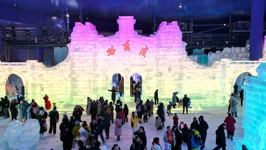 Foto dron bertarikh 22 Februari 2026 menunjukkan pelancong seronok bermain di taman tema ais dan salji dalam bangunan di Dunia Ais dan Salji Harbin, provinsi Heilongjiang, timur laut China. (Foto oleh Liu Yang/Xinhua)