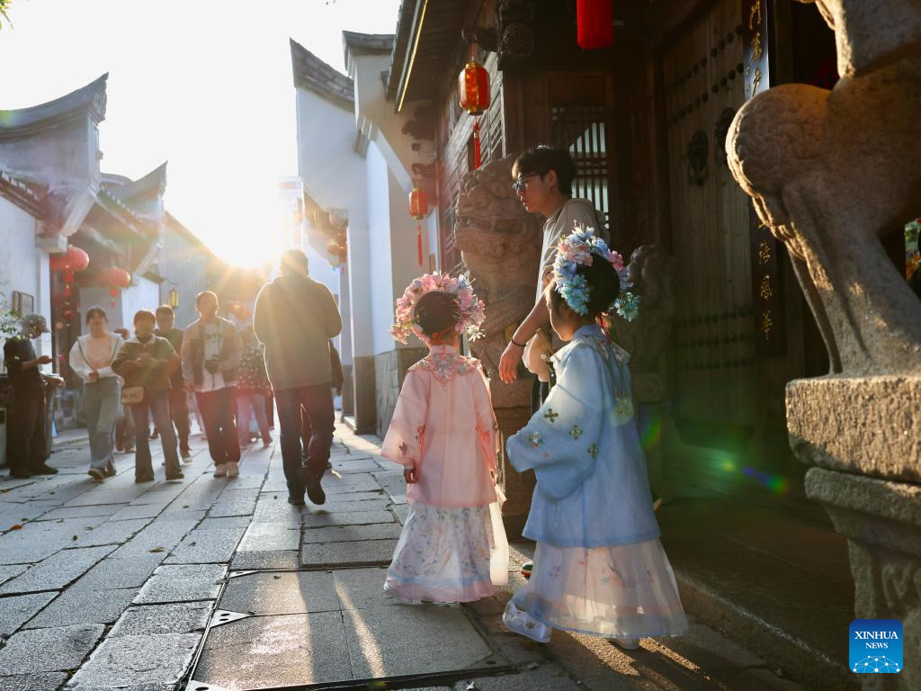 Kanak-kanak berpakaian tradisional bersiar-siar di blok sejarah dan budaya “Tiga Jalan, Tujuh Lorong” di Fuzhou, provinsi Fujian, tenggara China, 21 Februari 2026. (Xinhua/Jiang Kehong)