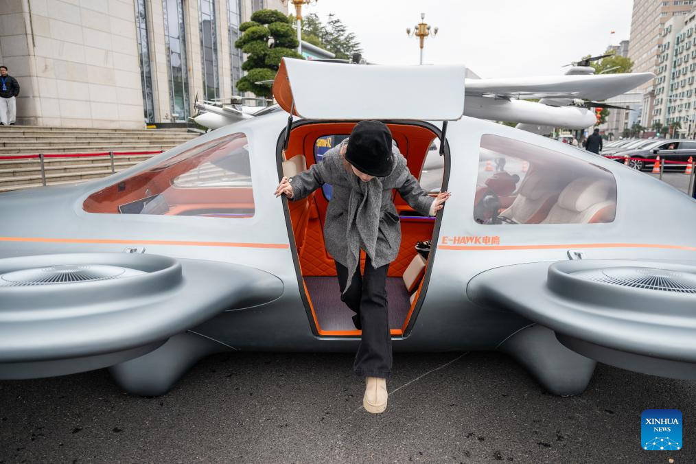 Seorang pengunjung keluar dari sebuah kenderaan berlepas dan mendarat menegak elektrik (eVTOL) di Wuhan, provinsi Hubei, tengah China, 24 Februari 2026. (Xinhua/Xiao Yijiu)