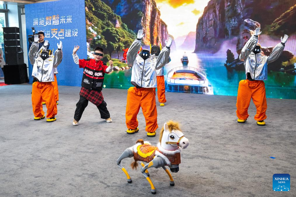 Robot manusia membuat persembahan bersama seorang kanak-kanak di Wuhan, provinsi Hubei, tengah China, 24 Februari 2026. (Xinhua/Xiao Yijiu)