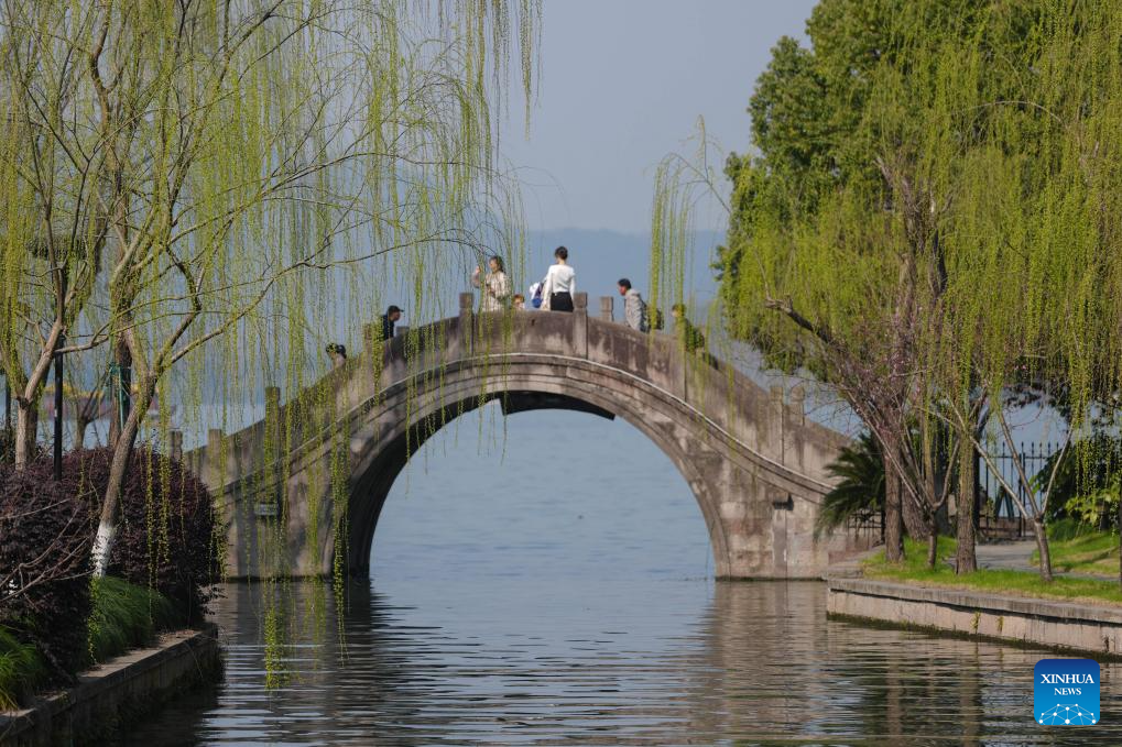 Pelancong menikmati pemandangan musim bunga di kawasan peranginan Tasik Barat di Hangzhou, provinsi Zhejiang, timur China, 11 Mac 2026. (Xinhua/Huang Zongzhi)