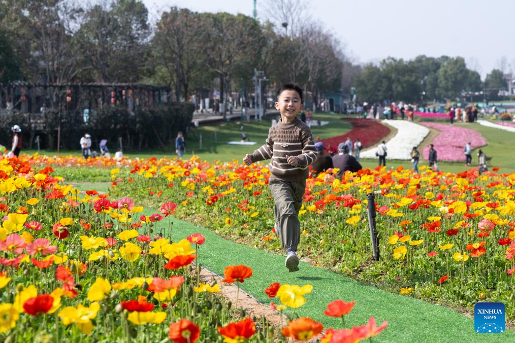 Seorang kanak-kanak bermain di sebuah taman di Wuhan, provinsi Hubei, tengah China, 14 Mac 2026. (Xinhua/Xiao Yijiu)