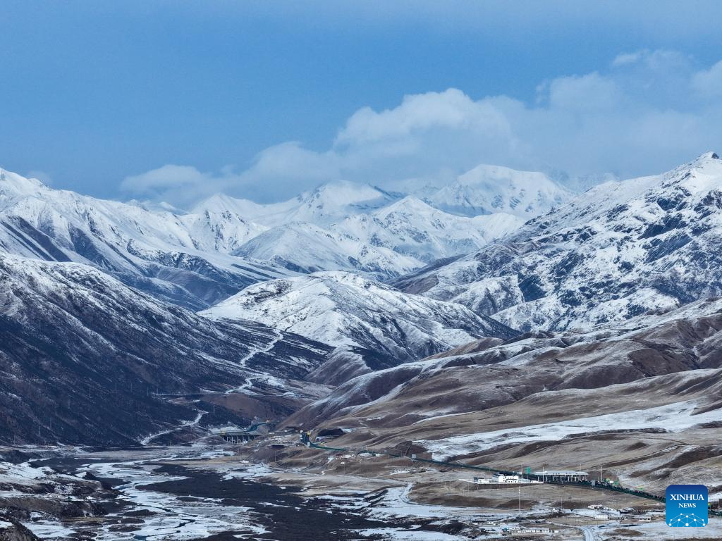 Foto dron yang diambil pada 15 Mac 2026 ini memaparkan pemandangan salji di kaunti Maqen, kawasan autonomi Tibet Golog, di provinsi Qinghai, barat laut China. Gunung-gunung dilitupi salji tersergam indah di bawah langit biru cerah, pemandangan yang cukup menakjubkan. (Xinhua/Zhang Long)
