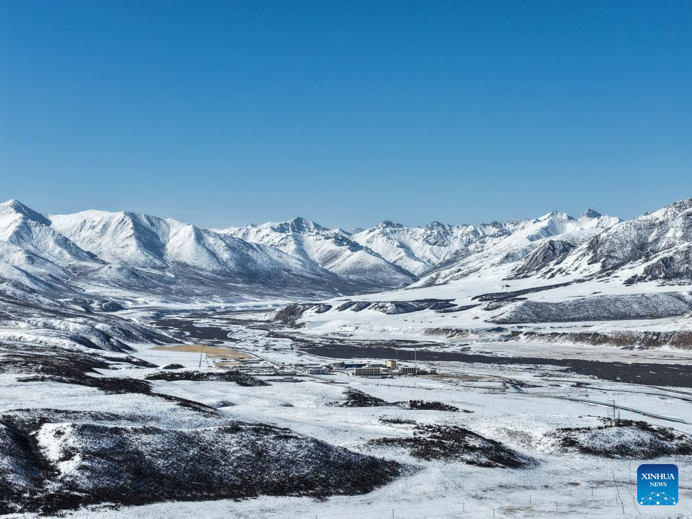 Foto dron yang diambil pada 15 Mac 2026 ini memaparkan pemandangan salji di kaunti Maqen, kawasan autonomi Tibet Golog, di provinsi Qinghai, barat laut China. Gunung-gunung dilitupi salji tersergam indah di bawah langit biru cerah, pemandangan yang cukup menakjubkan. (Xinhua/Zhang Long)