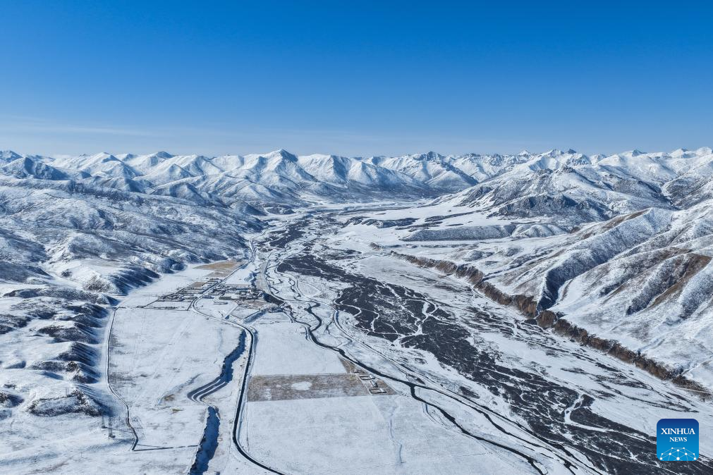 Foto dron yang diambil pada 15 Mac 2026 ini memaparkan pemandangan salji di kaunti Maqen, kawasan autonomi Tibet Golog, di provinsi Qinghai, barat laut China. Gunung-gunung dilitupi salji tersergam indah di bawah langit biru cerah, pemandangan yang cukup menakjubkan. (Xinhua/Zhang Long)