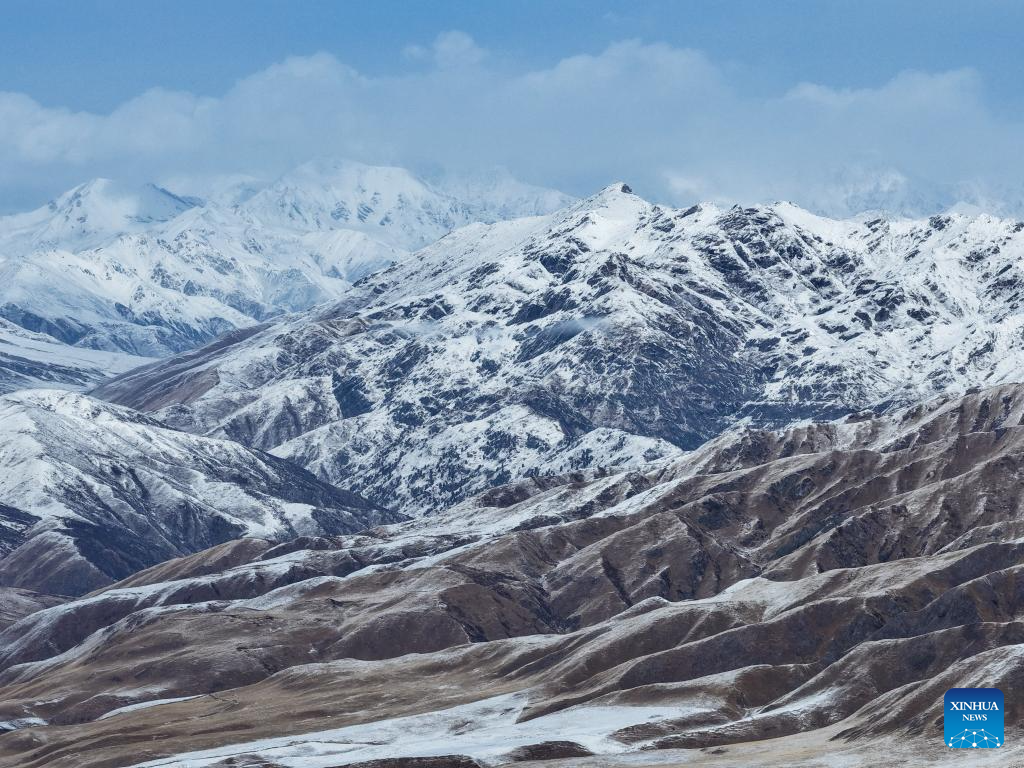 Foto dron yang diambil pada 15 Mac 2026 ini memaparkan pemandangan salji di kaunti Maqen, kawasan autonomi Tibet Golog, di provinsi Qinghai, barat laut China. Gunung-gunung dilitupi salji tersergam indah di bawah langit biru cerah, pemandangan yang cukup menakjubkan. (Xinhua/Zhang Long)