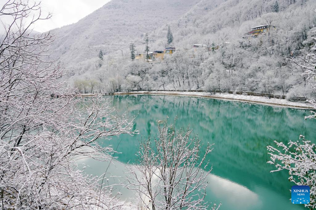 Foto dron bertarikh 18 Mac 2026 ini memaparkan pemandangan selepas salji turun di kawasan peranginan Guan’egou di kaunti Dangchang, bandar Longnan, provinsi Gansu, barat laut China. (Foto oleh Liu Hui/Xinhua)