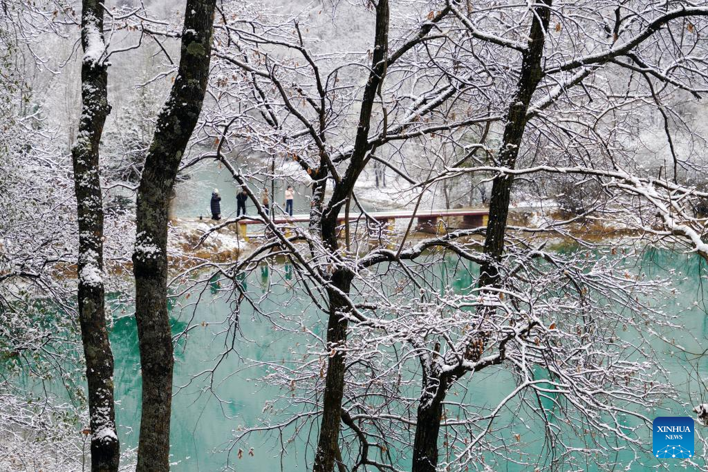 Pelancongan menikmati pemandangan selepas salji turun di kawasan peranginan Guan’egou di kaunti Dangchang, bandar Longnan, provinsi Gansu, barat laut China, 18 Mac 2026. (Foto oleh Liu Hui/Xinhua)