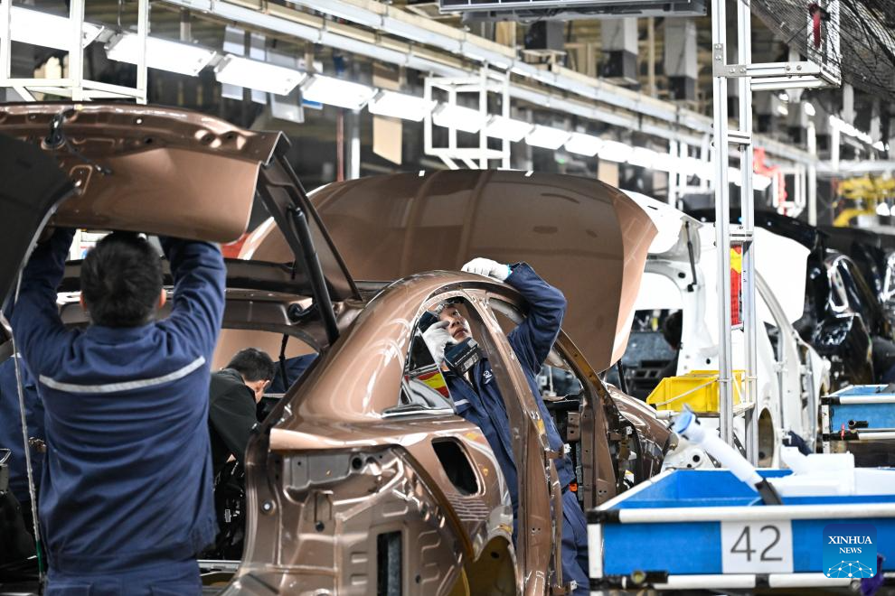 Pekerja bertugas di talian pengeluaran sebuah bengkal Changan Mazda di Nanjing, provinsi Jiangsu, timur China, 17 Mac 2026. (Xinhua/Ji Chunpeng)