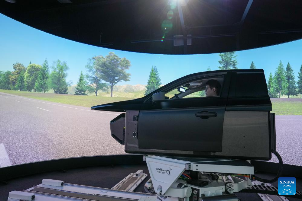 Seorang pekerja melaraskan cesi secara maya di sebuah pusat inovasi perindustrian di Liyang, provinsi Jiangsu, timur China, 11 Jun 2025. (Xinhua/Li Bo)