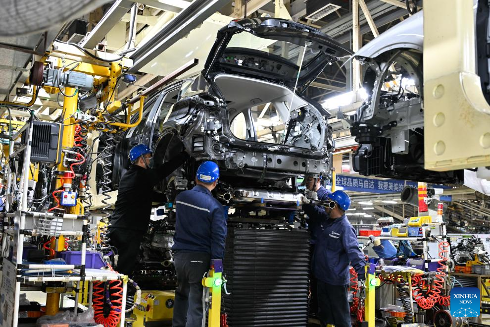 Pekerja bertugas di talian pengeluaran sebuah bengkal Changan Mazda di Nanjing, provinsi Jiangsu, timur China, 17 Mac 2026. (Xinhua/Ji Chunpeng)