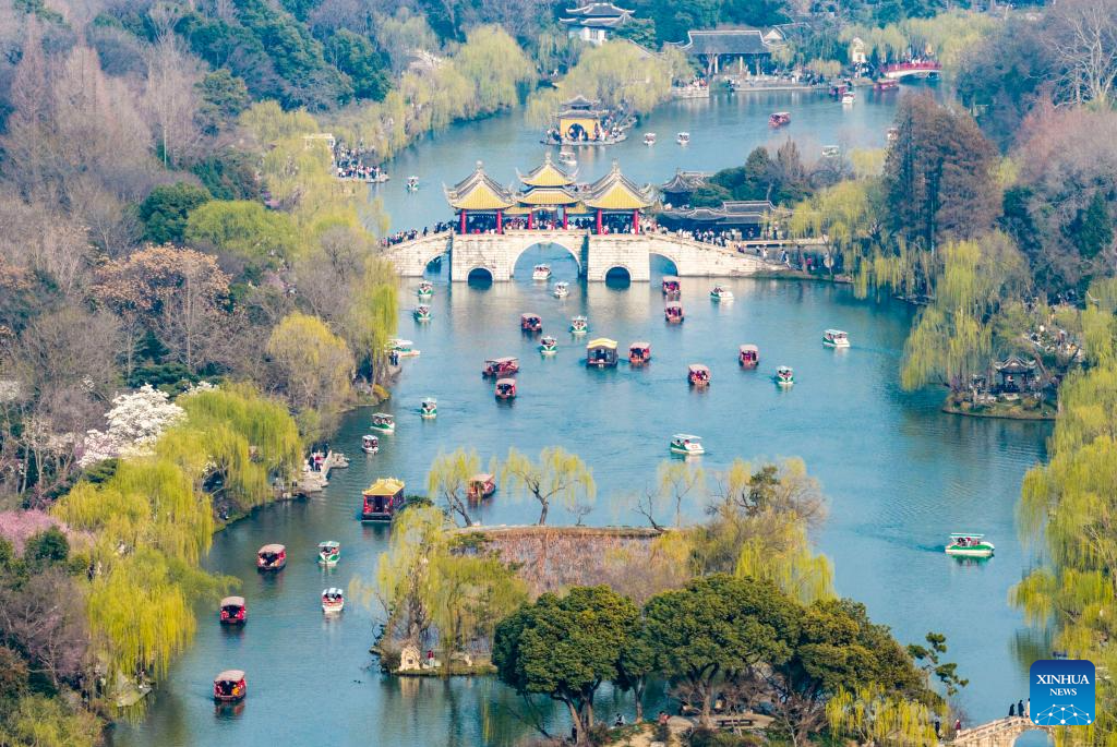 Foto dron bertarikh 15 Mac 2026 ini menunjukkan pemandangan kawasan peranginan Tasik Barat Lampai di Yangzhou, provinsi Jiangsu, timur China. (Foto oleh Zhou Shegen/Xinhua)