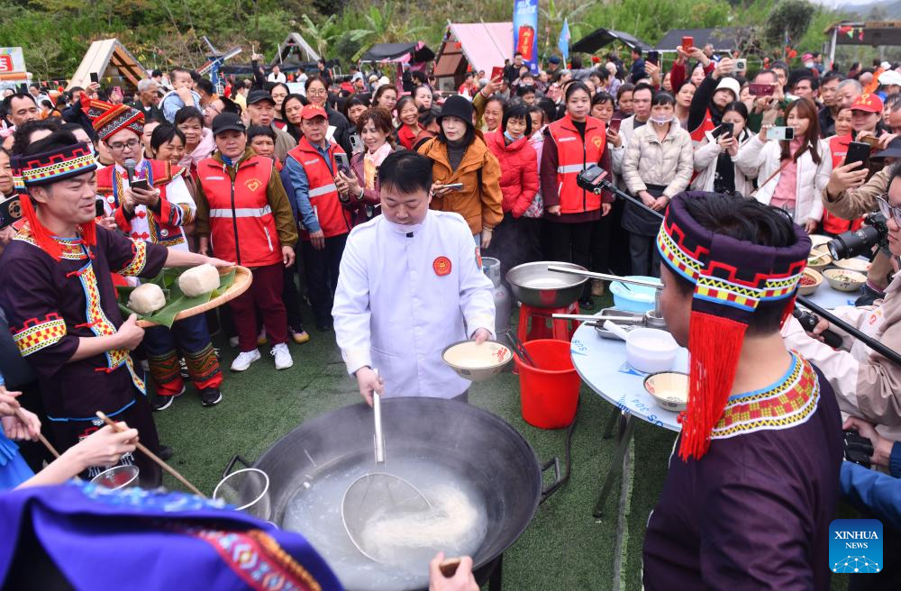 Seorang peserta membuat bihun Shengzha pada satu pertandingan ketukangan warisan budaya tak ketara di kaunti autonomi Yao Dahua, bandar Hechi, wilayah autonomi Zhuang Guangxi, selatan China, 21 Mac 2026.