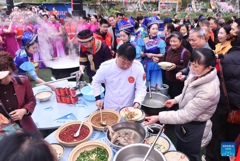 Seorang peserta membuat bihun Shengzha pada satu pertandingan ketukangan warisan budaya tak ketara di kaunti autonomi Yao Dahua, bandar Hechi, wilayah autonomi Zhuang Guangxi, selatan China, 21 Mac 2026.