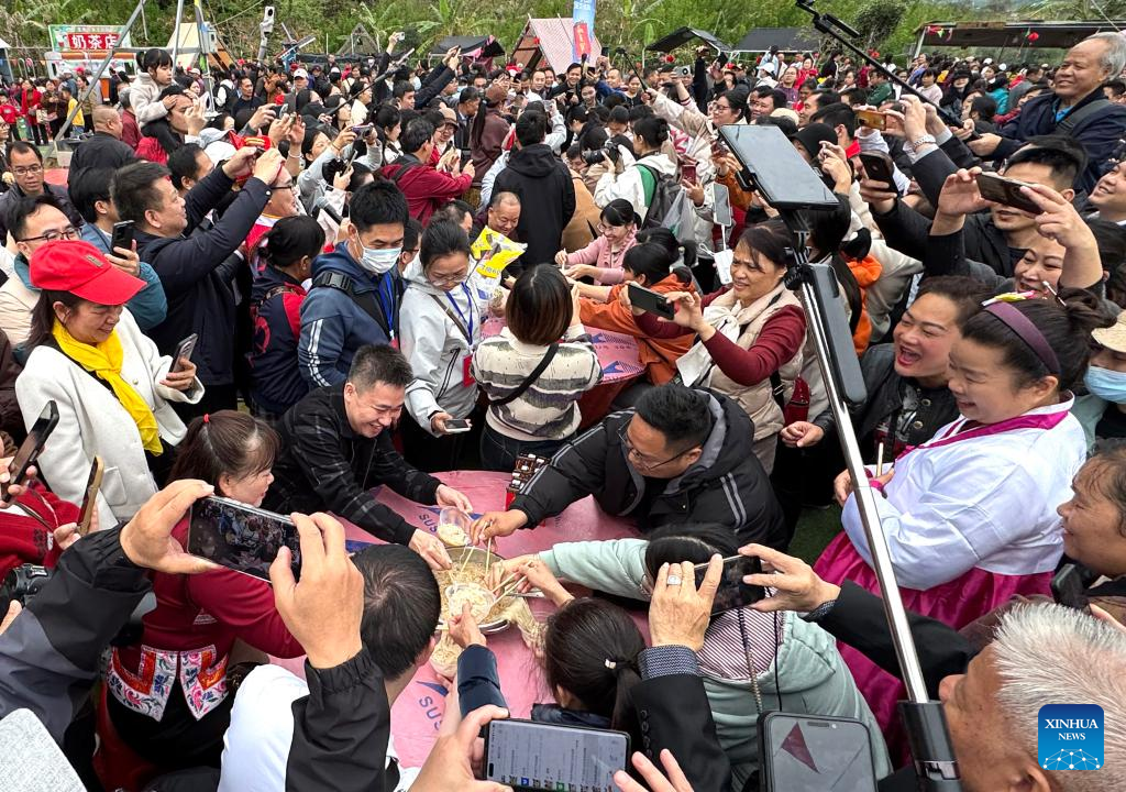 Orang ramai bertanding makan bihun pada satu pertandingan ketukangan warisan budaya tak ketara di kaunti autonomi Yao Dahua, bandar Hechi, wilayah autonomi Zhuang Guangxi, selatan China, 21 Mac 2026. (Xinhua/Huang Xiaobang)