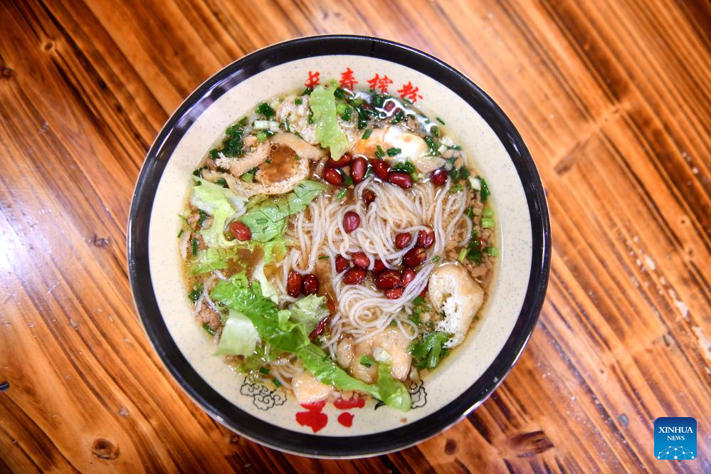 Foto bertarikh 21 Mac 2026 ini menunjukkan bihun Shengzha di sebuah restoran di kaunti autonomi Yao Dahua, bandar Hechi, wilayah autonomi Zhuang Guangxi, selatan China.