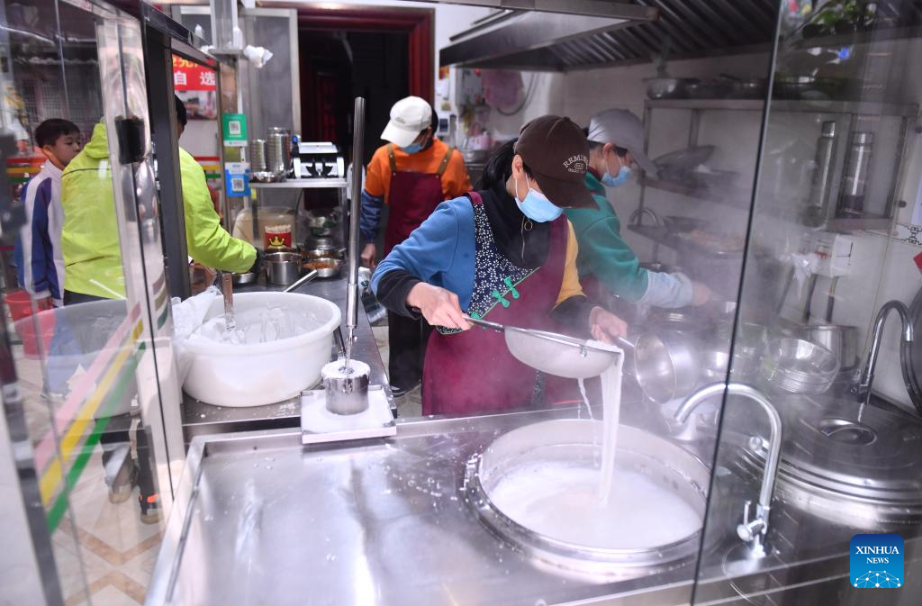 Seorang pekerja membuat bihun Shengzha di sebuah restoran di kaunti autonomi Yao Dahua, bandar Hechi, wilayah autonomi Zhuang Guangxi, selatan China, 21 Mac 2026. (Xinhua/Huang Xiaobang)