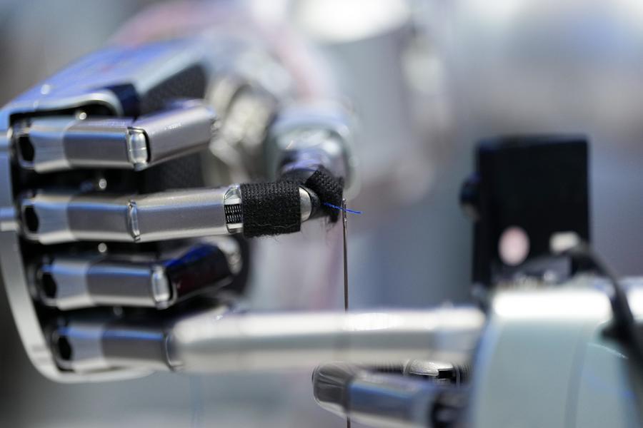 Sebuah robot memasukkan benang ke lubang jarum di Pusat Inovasi Antarabngsa Zhongguancun di Beijing, ibu kota China, 24 Mac 2026. (Xinhua/Ju Huanzong)