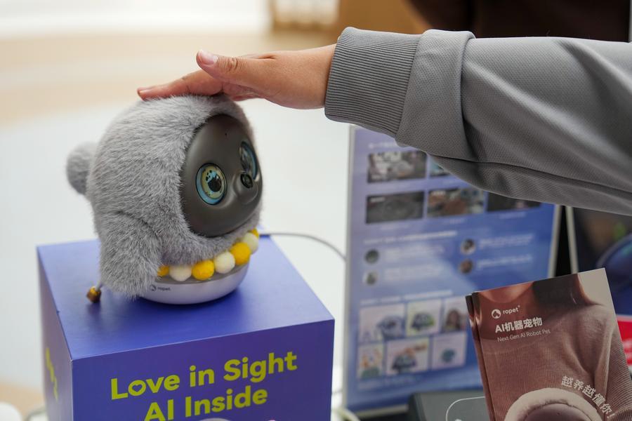 Seorang pelawat berinteraksi dengan haiwan peliharaan robot di Pusat Inovasi Antarabngsa Zhongguancun di Beijing, ibu kota China, 24 Mac 2026. (Xinhua/Ju Huanzong)
