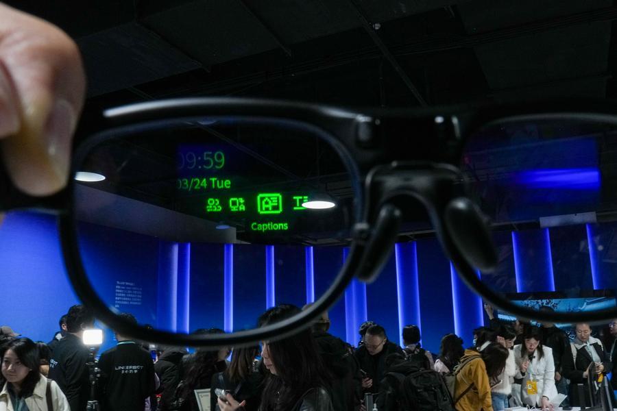 Foto bertarikh 24 Mac 2026 ini menunjukkan cermin mata AR dengan fungsi terjemahan dalam masa nyata di pusat media Forum Zhongguancun 2026 di Beijing, ibu kota China. (Xinhua/Ju Huanzong)