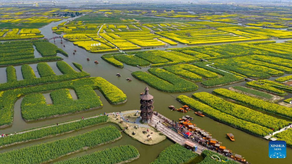 Foto dron pada 23 Mac 2026 ini memaparkan pelancong di sebuah kawasan peranginan di bandar Xinghua, provinsi Jiangsu, timur China. (Foto oleh Zhou Shegen/Xinhua)