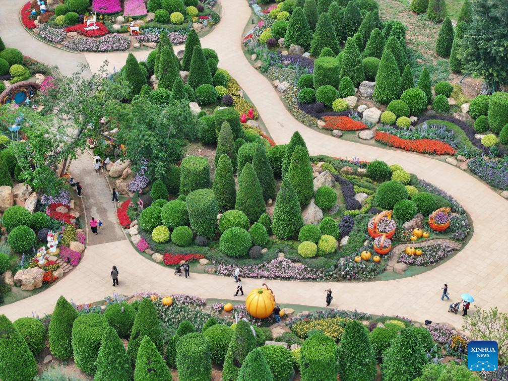 Foto dron pada 23 Mac 2026 ini memaparkan pelancong di sebuah kawasan peranginan di bandar Nanning, wilayah Guangxi, selatan China. (Foto oleh Yu Xiangquan/Xinhua)