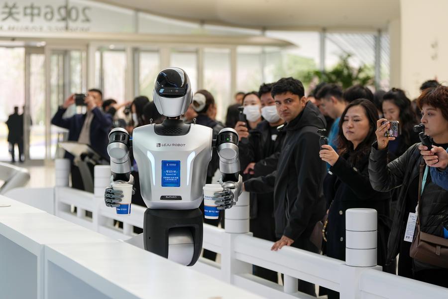 Sebuah robot manusia menghidangkan minuman di Pusat Inovasi Antarabngsa Zhongguancun di Beijing, ibu kota China, 24 Mac 2026. (Xinhua/Ju Huanzong)