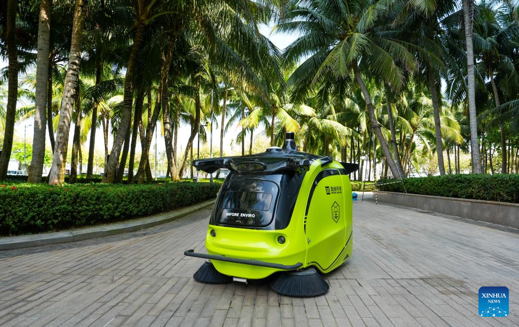 Sebuah robot pencuci pintar berkhidmat di pekan Tanmen, bandar Qionghai, provinsi Hainan, selatan China, 25 Mac 2026. (Xinhua/Yang Guanyu)