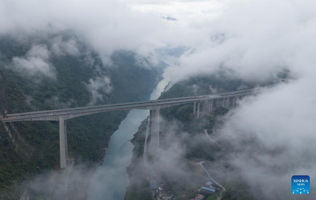 Foto dron pada 26 Mac 2026 ini menunjukkan pemandangan daerah Wulong yang diselubungi kabut dan awan, di bandar Chongqing, barat daya China. (Xinhua/Chen Cheng)