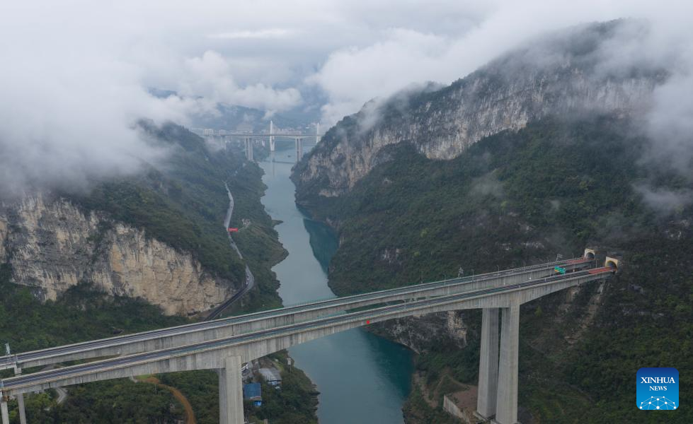 Foto dron pada 26 Mac 2026 ini menunjukkan pemandangan daerah Wulong yang diselubungi kabut dan awan, di bandar Chongqing, barat daya China. (Xinhua/Chen Cheng)