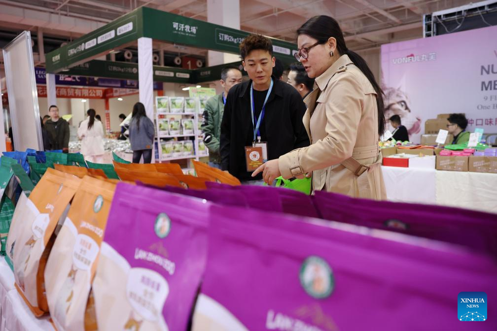 Pelawat melihat pameran makanan haiwan pada ekspo haiwan kesayangan di Lanzhou, provinsi Gansu, barat laut China, 27 Mac 2026. (Xinhua/Chen Bin)