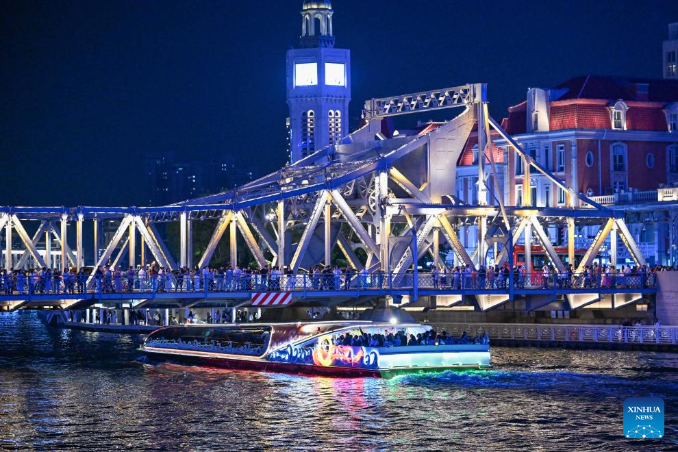 Pelancong menaiki bot persiaran di Sungai Haihe di Tianjin, utara China, 24 April 2026. (Xinhua/Sun Fanyue)