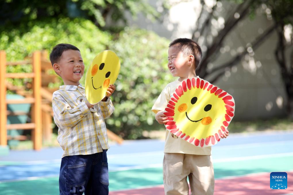 Kanak-kanak menunjukkan ikon muka senyum di sebuah tadika di bandar Changzhou, provinsi Jiangsu, timur China, 7 Mei 2026. (Foto oleh Chen Wei/Xinhua)