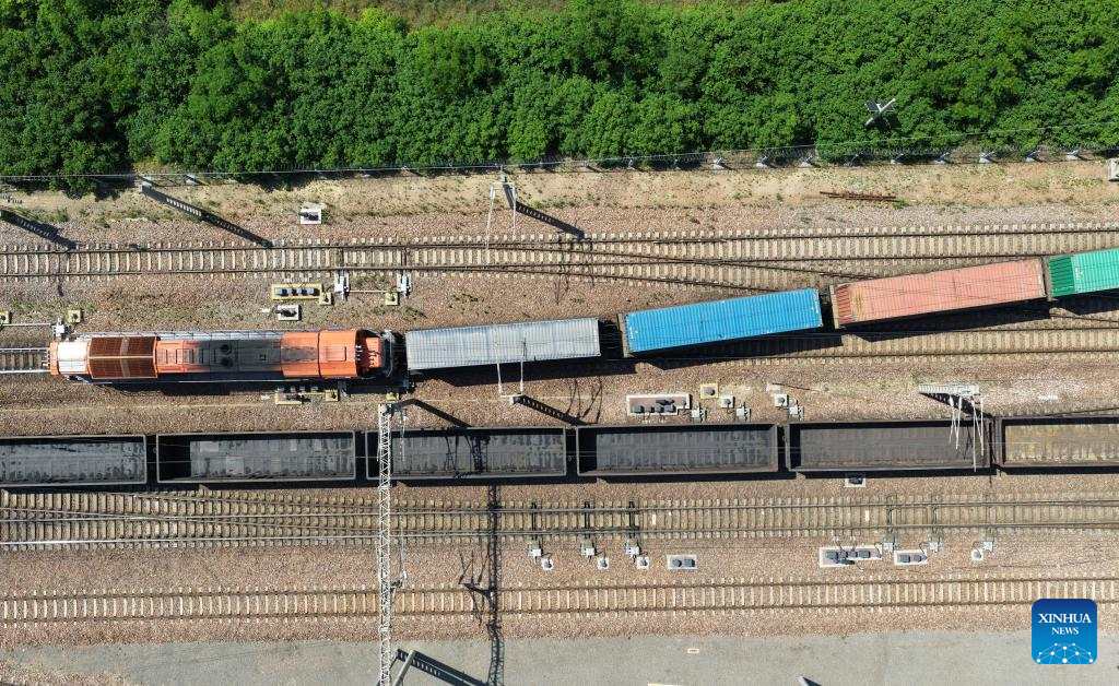 Foto bertarikh 9 Mei 2026 ini menunjukkan sebuah tren barang China-Eropah ke Hamburg, Jerman, berlepas dari Stesen Kereta Api Putian di Zhengzhou, provinsi Henan, tengah China. (Xinhua/Li Jianan)