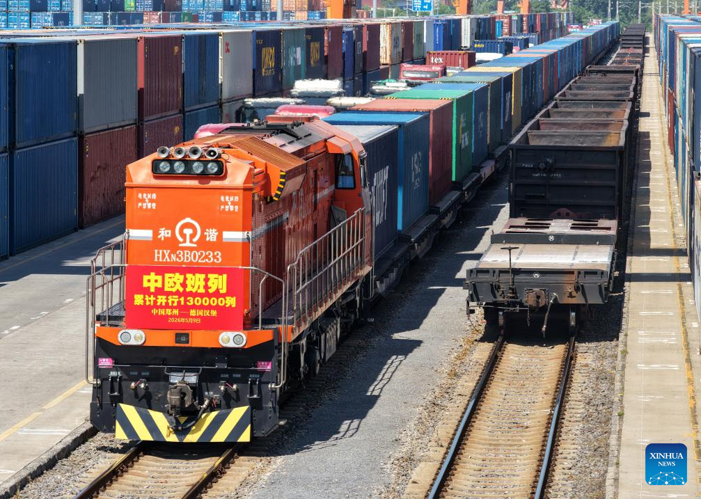 Foto bertarikh 9 Mei 2026 ini menunjukkan sebuah tren barang China-Eropah ke Hamburg, Jerman, berlepas dari Stesen Kereta Api Putian di Zhengzhou, provinsi Henan, tengah China. (Xinhua/Li Jianan)