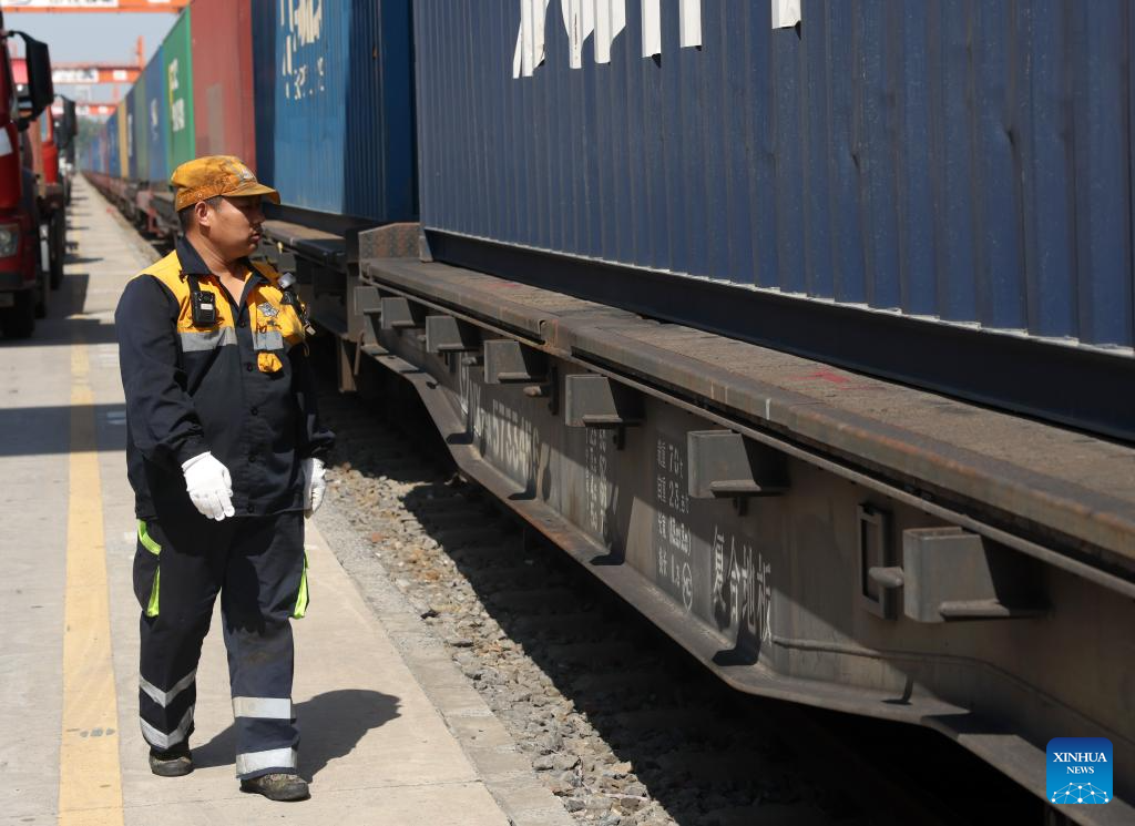 Seorang pekerja memeriksa kargo dalam sebuah tren barang China-Eropah di di Zhengzhou, provinsi Henan, tengah China, 9 Mei 2026. (Xinhua/Li Jianan)