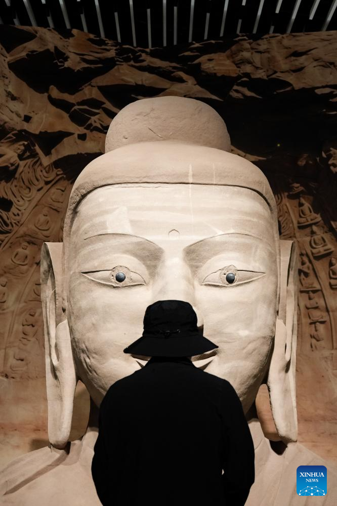 Seorang pelawat mengunjungi pameran “Groto Yungang: Tapak warisan dunia era Pingcheng Dinasti Wei Utara” di Muzium Sanxingdui di bandar Guanghan, provinsi Sichuan, barat daya China, 18 Mei 2026. (Xinhua/Wang Xi)
