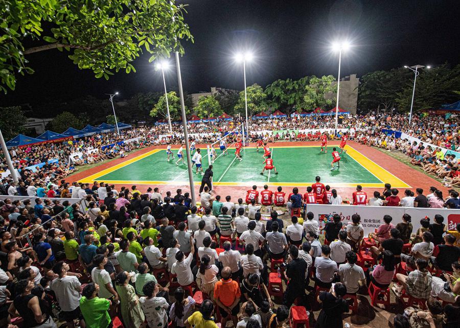 Orang menonton perlawanan bola tampar di pekan Longlou, Wenchang, provinsi Hainan, selatan China, 1 Julai 2023. (Xinhua/Pu Xiaoxu)