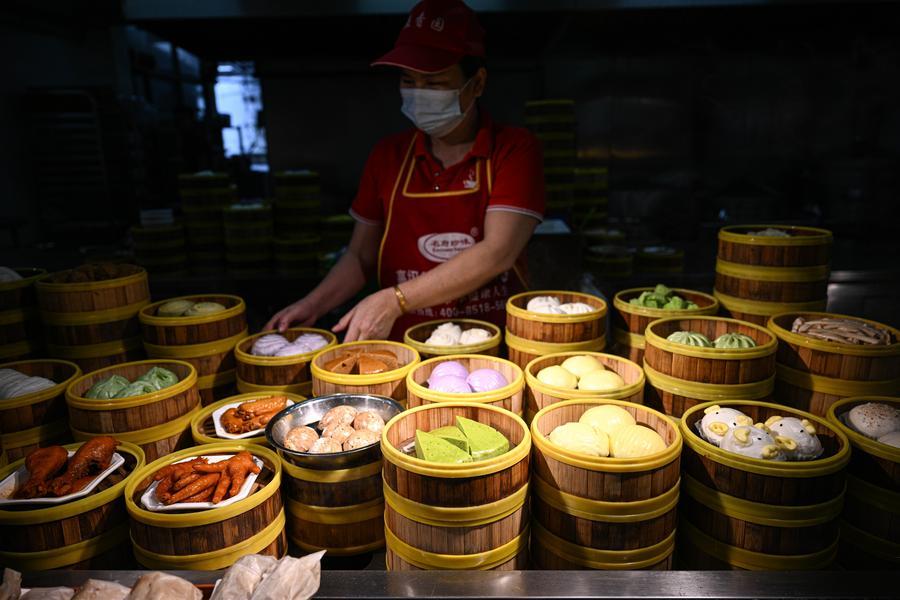 Foto bertarikh 16 Mei 2026 menunjukkan snek di sebuah kedai Laobacha di Wenchang, provinsi Hainan, selatan China. (Xinhua/Pu Xiaoxu)