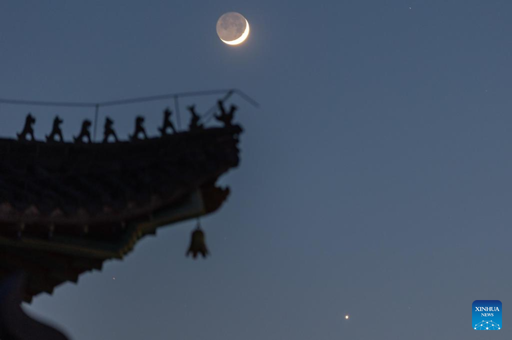 Foto yang diambil pada 19 Mei 2026 ini menunjukkan kemunculan planet Zuhrah di sebelah bulan pada senjakala di Resort Ski Yabuli, provinsi Heilongjiang, timur laut China. (Foto oleh Zeng Dong/Xinhua)