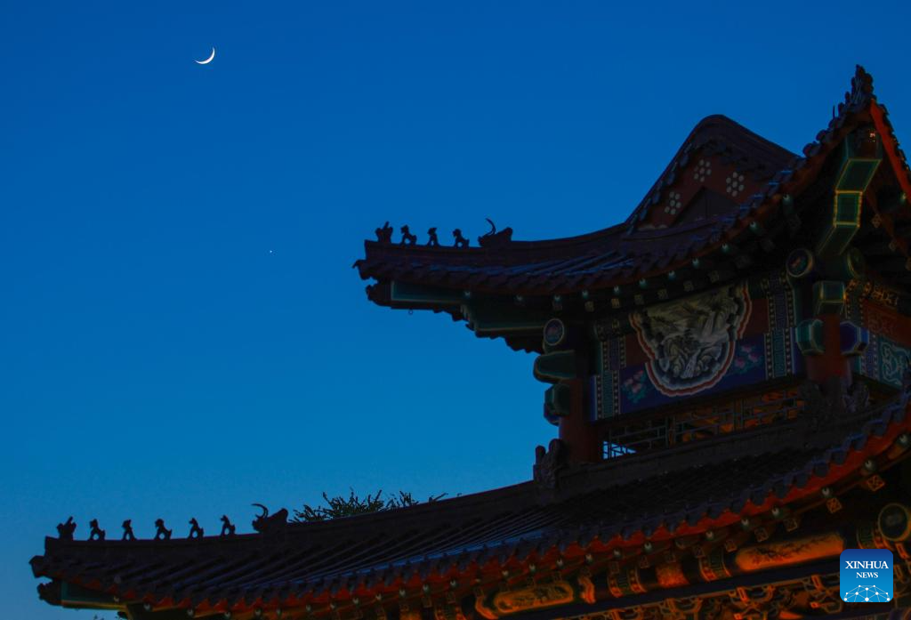 Foto yang diambil pada 19 Mei 2026 ini menunjukkan kemunculan planet Zuhrah di sebelah bulan pada senjakala di Resort Ski Yabuli, provinsi Heilongjiang, timur laut China. (Foto oleh Zeng Dong/Xinhua)