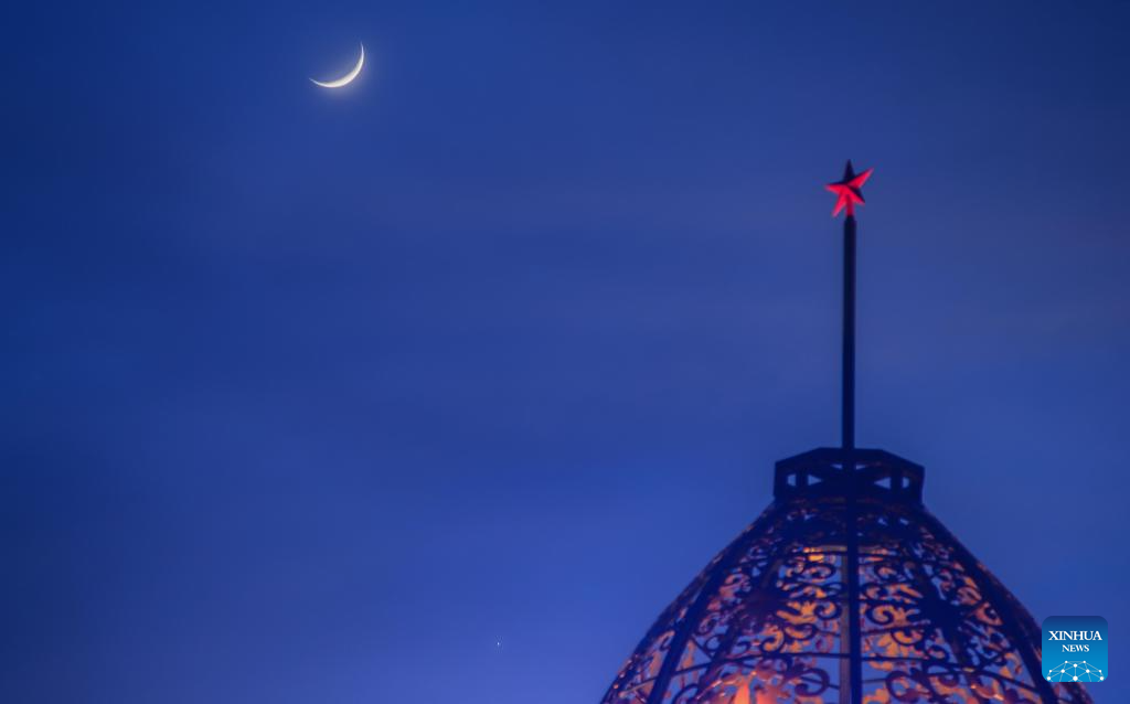 Foto yang diambil pada 19 Mei 2026 ini menunjukkan kemunculan planet Zuhrah di sebelah bulan pada senjakala di Resort Ski Yabuli, provinsi Heilongjiang, timur laut China. (Foto oleh Zeng Dong/Xinhua)