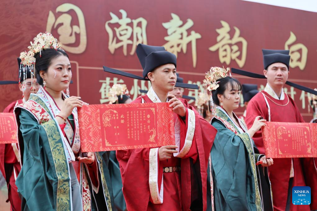 Pengantin baru mengambil bahagian dalam satu majlis perkahwinan berkumpulan di daerah Jizhou, Tianjin, utara China, 20 Mei 2026. (Xinhua/Li Ran)