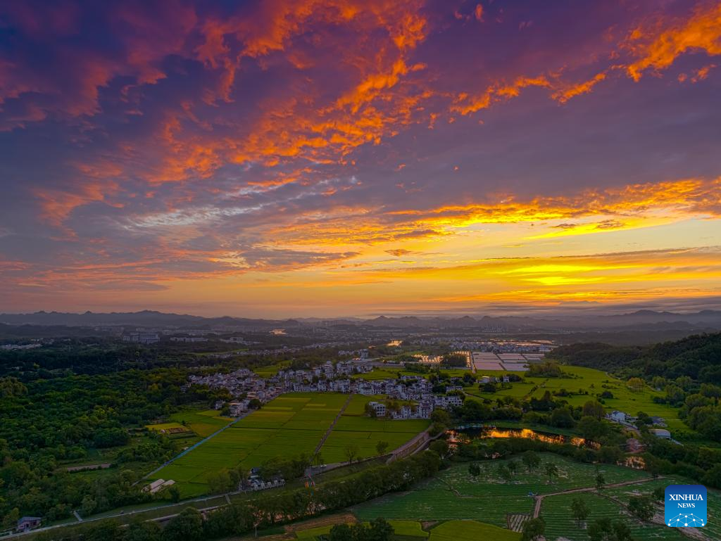 Foto dron yang diambil pada 31 Ogos 2025 ini pemandangan kampung Bangxia, pekan Liyang, bandar Huangshan di provinsi Anhui, timur China. (Foto oleh Fan Chengzhu/Xinhua)