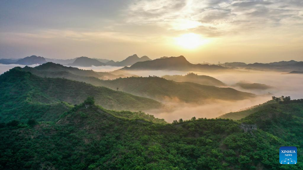 Foto dron bertarikh 26 Mei 2026 ini menunjukkan pemandangan waktu pagi di sebuah seksyen Tembok Besar di bandar Zunhua, provinsi Hebei, utara China. (Foto oleh Liu Mancang/Xinhua)